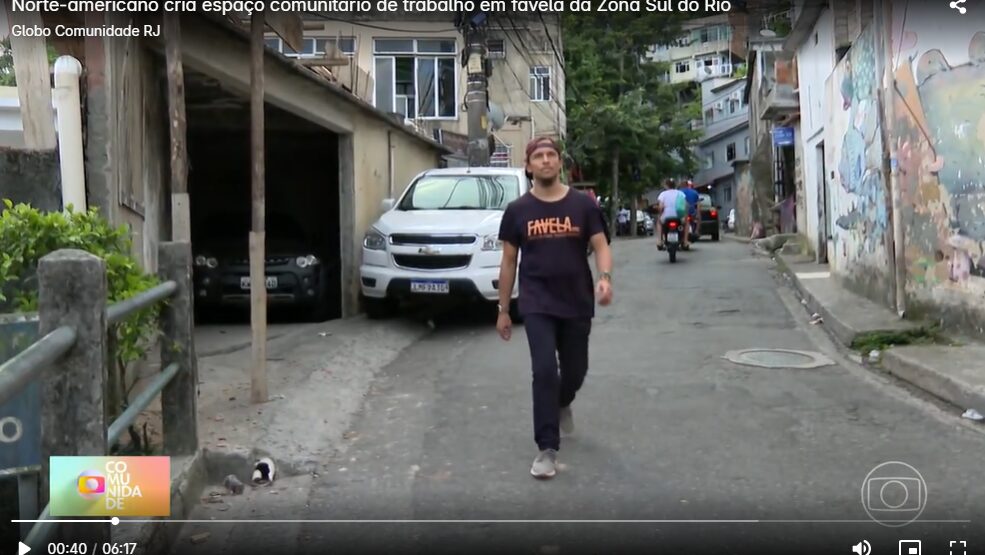 Fundador do Brota caminhando pelo Vidigal com camisa 'Favela'