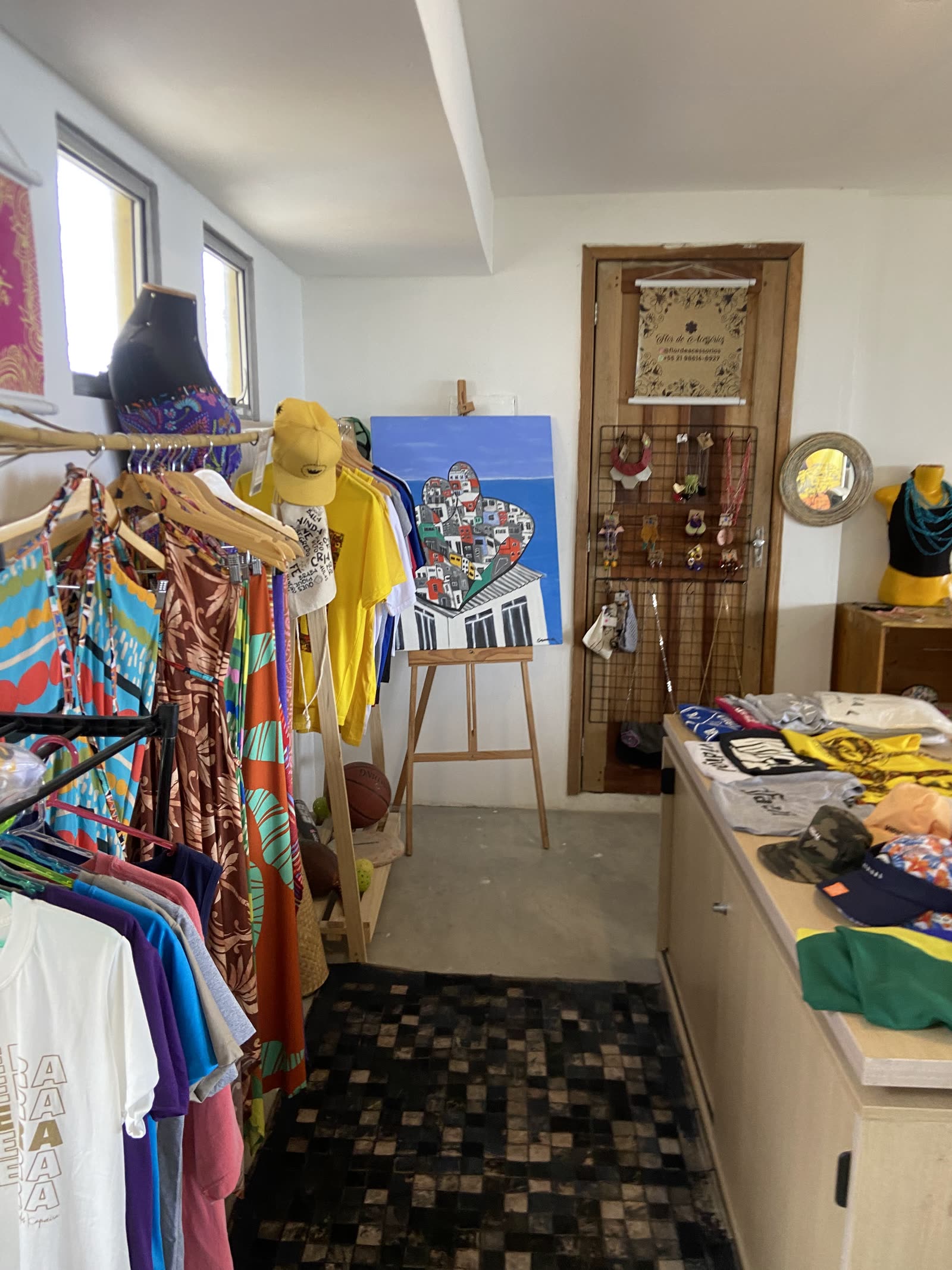 Loja Terra Fértil — vestidos, camisetas e quadros de artistas locais